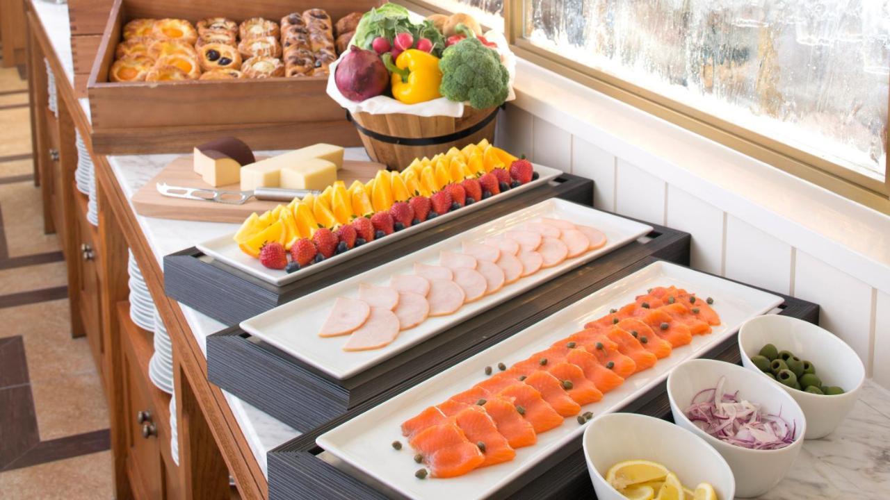 Hotel Intercontinental Yokohama Grand By Ihg Esterno foto A buffet with cold cuts